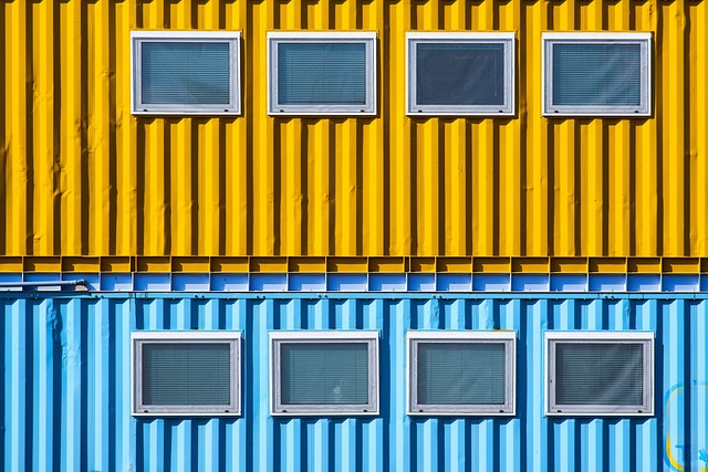 otwarte okno poranek promienie słońca spokojna rutyna