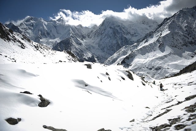 notatnik z listą pytań i kawa na biurku poranek FAQ coaching