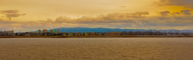 parująca kawa spokojny poranek edukacyjne poradniki